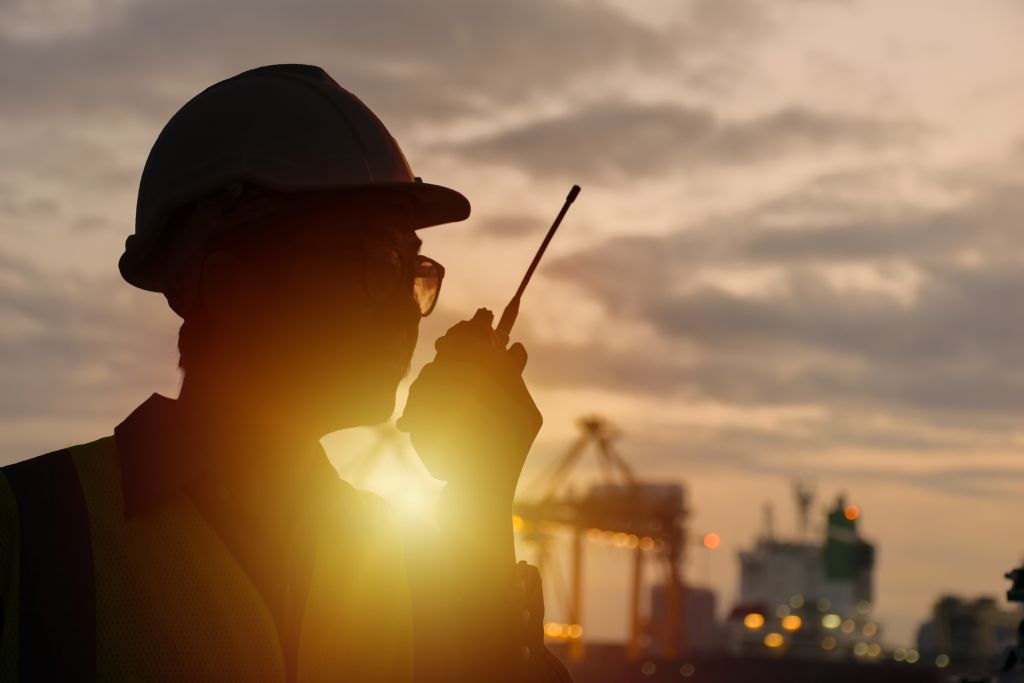 Engineers are in control Construction, Use communication tools